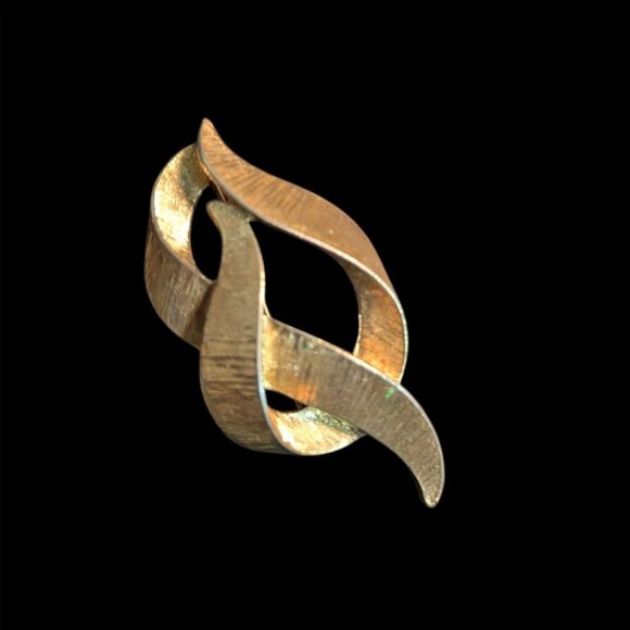 Monet Gold-Tone Abstract Ribbon Pin Brooch Vintage Textured Swirl Design - Picture 4 of 7